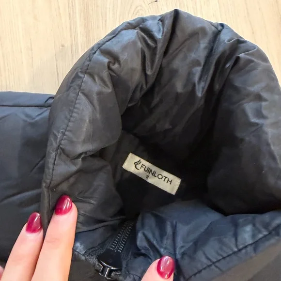 Amazon Black Cropped Puffer Vest - Picture 3 of 3